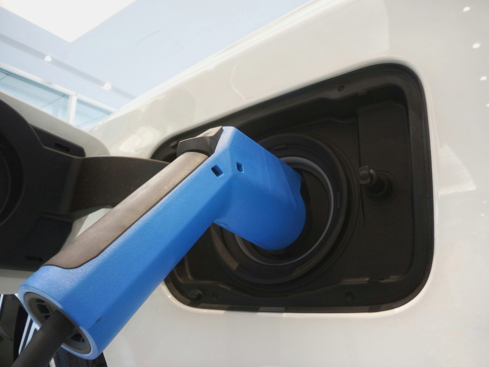 Leia mais sobre o artigo Dicas Essenciais para Escolher seu Carregador Veicular para Carros Elétricos